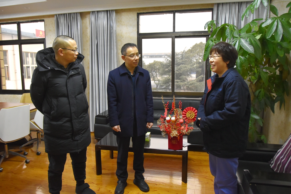 2月2日，羅江區(qū)委書(shū)記黃琦率隊(duì)到公司督導(dǎo)檢查“春節(jié)”節(jié)前安全生產(chǎn)工作，走訪慰問(wèn)專(zhuān)家人才；公司總經(jīng)理?xiàng)钗囊憬邮芪繂?wèn)。1月18日、30日，羅江區(qū)委、政府、人大還分別慰問(wèn)了公司特聘專(zhuān)家田愛(ài)娟和安全環(huán)保部王東梅、動(dòng)力分廠趙會(huì)泉、機(jī)建分廠杜海。3..JPG